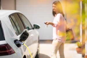 en comparant les devis pour trouver la meilleure assurance pour votre voiture électrique au meilleur tarif