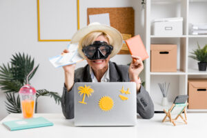 Tu es là, mi-mai, l’onglet Skyscanner ouvert, la souris qui hésite au-dessus du bouton « Réserver ». Tout le monde autour de toi t’a dit la même chose : si tu n’as pas encore réservé tes vacances de juillet, t’es foutu. Alors tu t’apprêtes à lâcher 480 euros pour un Paris-Barcelone, en te disant que c’est le prix à payer pour partir tranquille. Attends deux minutes avant de cliquer.